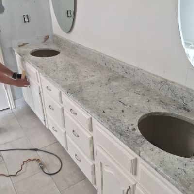 Colonial White Granite Bathroom, Colonial White Granite Countertops, White Granite Bathroom, Colonial White Granite, Rustic Modern Cabin, River White Granite, Granite Bathroom Countertops, White Granite Kitchen, Countertops Marble