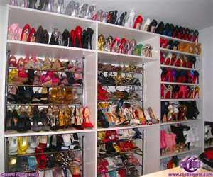 Lady Gaga's Closet Shoe Almirah, Best Shoe Rack, Mini Dressing, Celebrity Shoes, Shoe Shelves, Closet Room, Bedroom Closet Design, Dream Closets, Room Closet