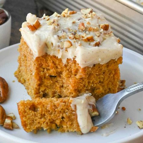 Cake Poke, Pumpkin Poke Cake, Dessert Pumpkin, Cake Pumpkin, Sweet Potato Cake, Pumpkin Cake Recipes, Poke Cake Recipes, Pecan Cake, Pumpkin Cream Cheeses