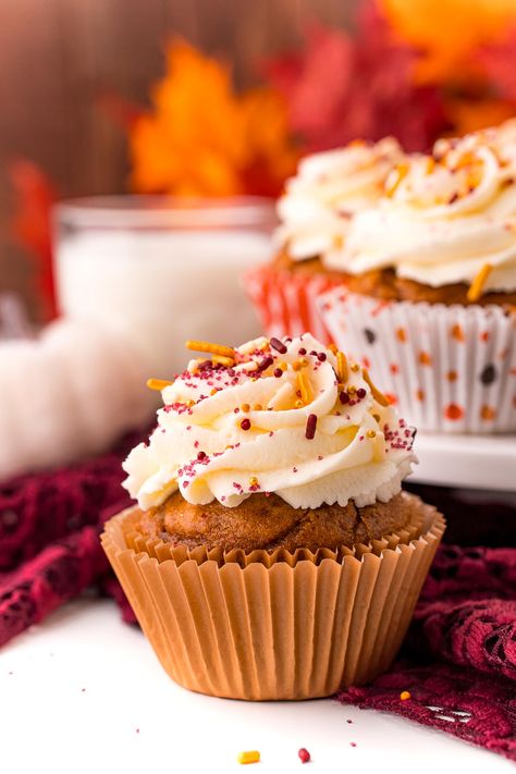 Pumpkin Kahlua Cupcakes are wweet and moist pumpkin cupcakes topped with a light and fluffy Kahlua whipped frosting! Kahlua Cupcakes, Pumpkin Cake Mix, Pumpkin Dump Cake Recipe, Spice Cake Mix And Pumpkin, Cake Mix Cupcakes, Pumpkin Pie Cupcakes, Cheesecake Frosting, Dump Cake Pumpkin, Whipped Frosting