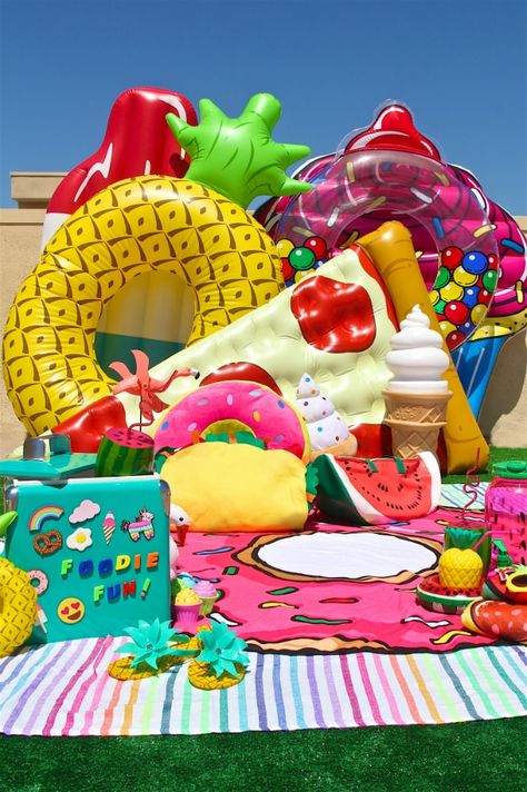 Inflatable Pool Toys, Pool Party Kids, Pastel Cupcakes, Pool Party Decorations, Pool Birthday, Beach Themed Party, Inflatable Toy, Summer Pool Party, Pool Birthday Party