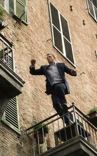 Leaping ability is all about power and athleticism. The more athletic you are, the better equipped you are to deal with a dangerous situation. James Bond Craig, Daniel Craig Bond, Craig Bond, Quantum Of Solace, Daniel Graig, New James Bond, James Bond Style, Daniel Craig James Bond, Olga Kurylenko