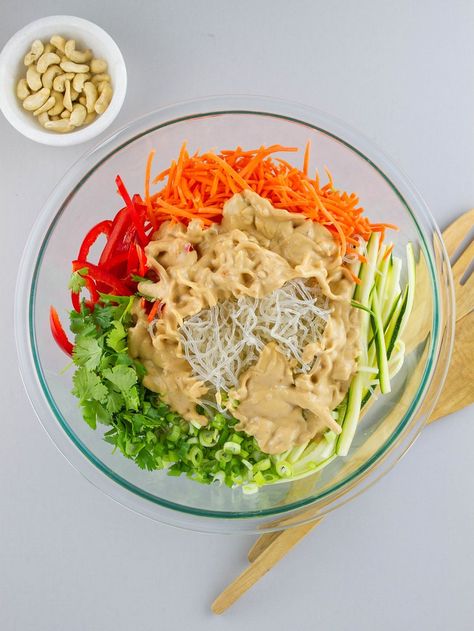 Pad Thai Healthy, Raw Vegan Lunch, Raw Pad Thai, Raw Vegan Recipes Easy, Raw Vegan Dinners, Simple Veganista, Raw Food Diet Plan, Low Fat Vegan Recipes, Vegan Pad Thai