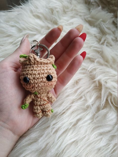 PATRÓN GRATIS GATITO AMIGURUMI LLAVERO paso a paso en español - Crochetisimo Amigurumi Tutorial, Baby Groot, Crochet Keychain, Crochet Amigurumi, Crochet Earrings, Macrame, Hello Kitty, Amigurumi, Crochet Patterns