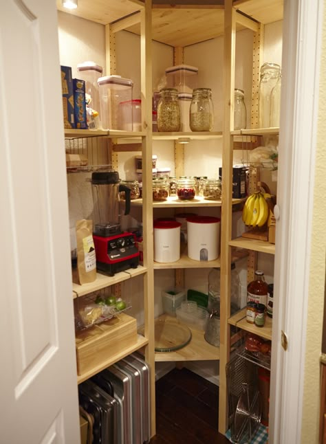 Dapur Ikea, Kitchen Corner Storage, Kitchen Racks, Clever Kitchen Storage, Built In Pantry, Kitchen Storage Hacks, Corner Pantry, Desain Pantry, Pantry Cabinets