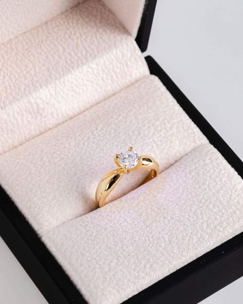 Golden Diamond Ring, Vanki Designs Jewellery, Simple Ring Design, Hot Accessories, Gold Band Engagement Rings, Single Diamond Ring, 25th Bday, Princess Ballgown, Couple Ring Design