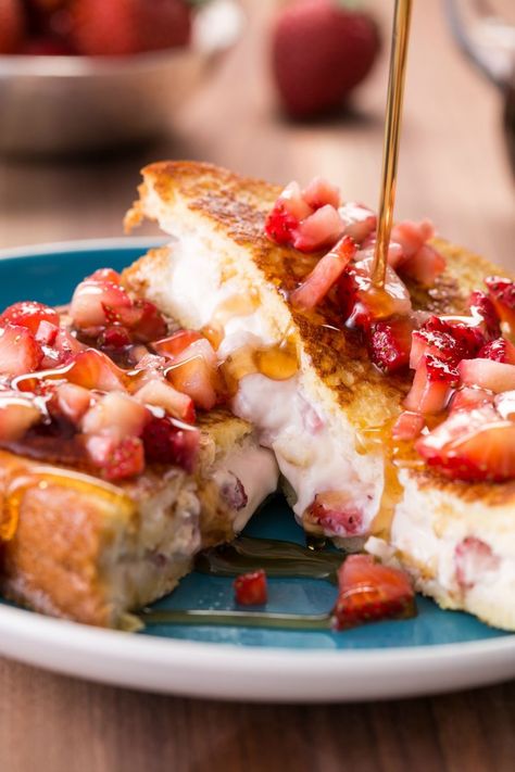 Strawberry Cheesecake Stuffed French Toast Strawberry Stuffed French Toast, تشيز كيك بالفراولة, خبز فرنسي, Breakfast Toasts, Morning Meals, Stuffed French Toast, Strawberry Season, Breakfast Menu, Foods Recipes