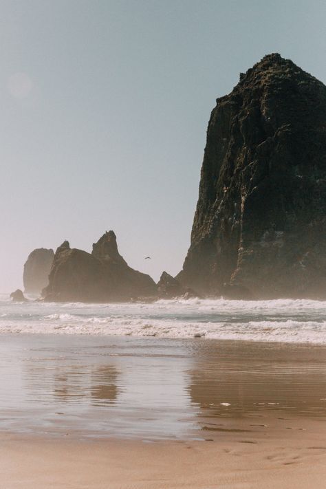 #haystack #oregon #oregoncoast #canonbeach #pnw #beach #coast #pnwonderland Pnw Coast Aesthetic, Pnw Beach Aesthetic, Canon Beach Oregon Photography, Oregon Beach Aesthetic, Oregon Coast Photography, Eugene Oregon Aesthetic, Bend Oregon Aesthetic, Sammie Core, Moody Beach Aesthetic