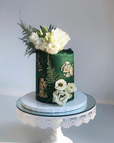 h o m e l y • b a k e s on Instagram: “Emerald • 🌿 absolutely loved designing and making this mini 4 inch emerald green cake. there’s nothing more satisfying then when a cake…” Emerald Green Cake, Emerald Cake, Wedding Cake Emerald Green, Heart Shaped Birthday Cake, Green Birthday Cakes, Green Wedding Cake, Chocolate Cake Designs, Geode Cake, Birthday Cake With Flowers