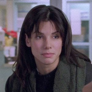 Sandra Bullock 90s Outfits, Sandra Bullock Hair 90s, Sandra Bullock 90s, Outfit Inspo 90s, Sandra Bullock Hair, Haircut 90s, Movie Outfit, Sleep Hairstyles, While You Were Sleeping