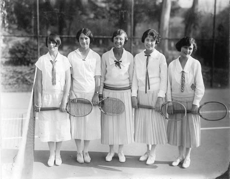 From Corsets to Culottes: The Women who Dared to Change Wimbledon White Tennis Dress, Tennis Sweater, 1920s Women, Tennis Outfit Women, Tennis Team, Vintage Tennis, Tennis Fashion, Top Skirt Set, Womens Tennis