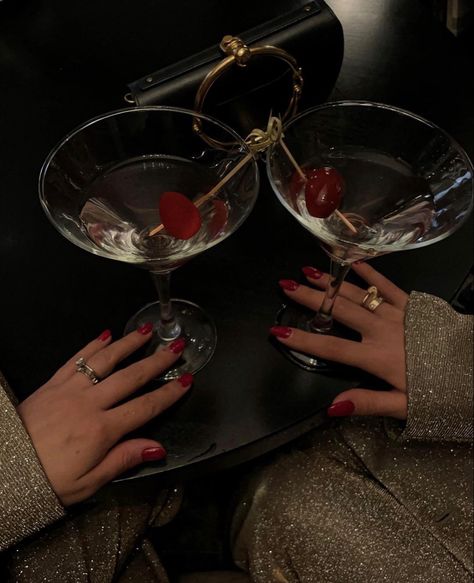 Cherry Martini, Martini Party, Cherry Wine, Luxury Party, Fancy Drinks, Pretty Drinks, Luxury Aesthetic, Night Aesthetic, Red Aesthetic