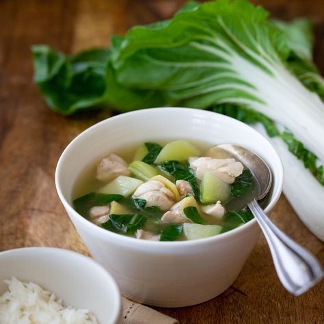 A Bowl of This Filipino Chicken-Garlic Soup Is Like a Hug from My Grandma | EatingWell Low Carb Filipino Recipes, Low Sodium Filipino Recipes, Tinola Soup, Chicken Recipes Pinoy, Filipino Soup Recipes, Fiji Food, Garlicky Chicken, Healthy Chicken Soup, Tinola