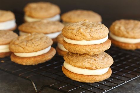 Two soft and chewy graham cookies sandwich a tart key lime buttercream in these Key Lime Pie Sandwich Cookies. Like the classic pie, but in cookie form! Key Lime Buttercream, Homemade Oatmeal Cream Pies, Key Lime Filling, Graham Cookies, Whipped Shortbread Cookies, Apple Butter Recipe, Oatmeal Cream Pies, Homemade Oatmeal, Cream Pies