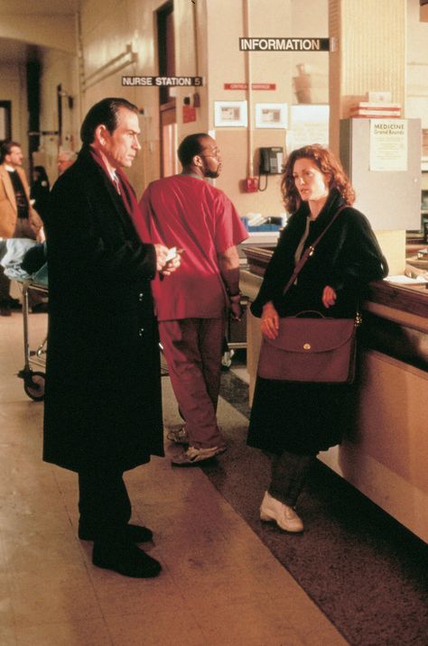 "The Fugitive" movie still, 1993. L to R: Tommy Lee Jones, Julianne Moore. Moore was in the movie for less than five minutes. She received fourth billing and upon its release, everyone in and out of the movie industry remembered her small but key role. A movie director... some guy named... Spielberg... spotted her and cast her in the sequel to "Jurassic Park". And Julianne's career went into orbit. The Fugitive 1993, Den Den, The Fugitive, Best Movie Quotes, Movie Industry, Nurses Station, Tommy Lee Jones, Movie Director, Tommy Lee