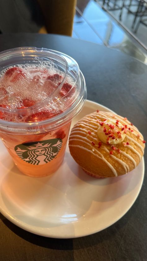 Starbucks Strawberry Acai Refresher Aesthetic, Starbucks Refresher Aesthetic, Muffin Strawberry, Starbucks Muffins, Strawberry Refresher, Starbucks Strawberry Acai Refresher, Aesthetic Starbucks, Strawberry Acai Refresher, Starbucks Aesthetic