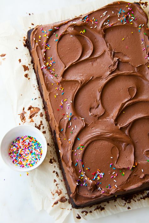 Easy Chocolate Sheet Cake with Chocolate Icing Easy Chocolate Sheet Cake Recipe, Easy Chocolate Sheet Cake, Chocolate Sheet Cake Recipe, Half Sheet Cake, Chocolate Ideas, Pastel Cupcakes, Cake Frosting Recipe, Quick Dessert, Chocolate Sheet Cake