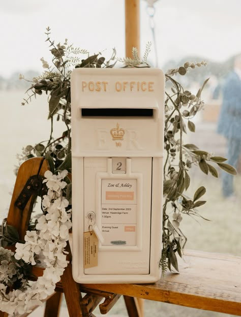 A lockable postbox for guests to leave cards for the happy couple. A simple yet stylish way to make your special day. Image by Megan Donati Photography Vintage Mailbox Wedding Cards, Wedding Card Box Table, Wedding Card Mailbox, Wedding Mailbox, Wedding Card Post Box, Wedding Showroom, Postcard Display, Wedding Post Box, Vintage Mailbox