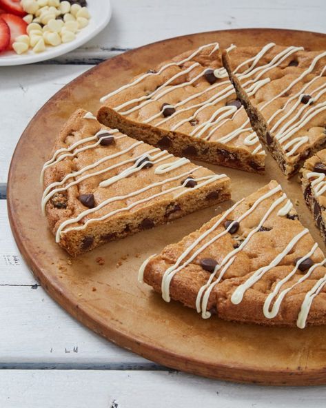 Chocolate Chip Cookie Pizza, Oatmeal Squares, Raspberry Oatmeal, Chocolate Chip Pie, Fun Dessert, Cookie Pizza, Pizza Ingredients, Semi Sweet Chocolate Chips, Latest Recipe