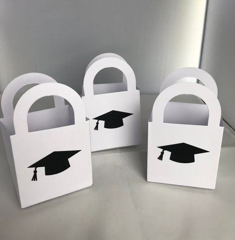 This is listing is for 12 graduation favor boxes or surprise thank you boxes.  You will receive 12 small favor boxes with graduation caps on them. Perfect to give as a small gift to students or as a party decor for your graduation celebration.  Each box measures 3 inch x 3 inch by 2.25 inch. The boxes are perfect for small party favors or candies.  This is made from a medium weight card stock. These boxes will ship flat and require a minimal amount of folding on the bottom to put together. If yo Graduation Souvenirs Ideas, Graduation Decoration Ideas, Small Graduation Gift, Pharmacy School Graduation Party, Small Party Favors, Graduation Souvenirs, Lego Party Decorations, Grad Party Favors, Kpop Stickers