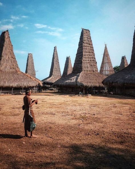 Architecture of Doom Indonesian Village, Sumba Indonesia, Eastern Architecture, Indonesian Culture, African Architecture, African House, Bamboo Construction, Bg Design, New Architecture