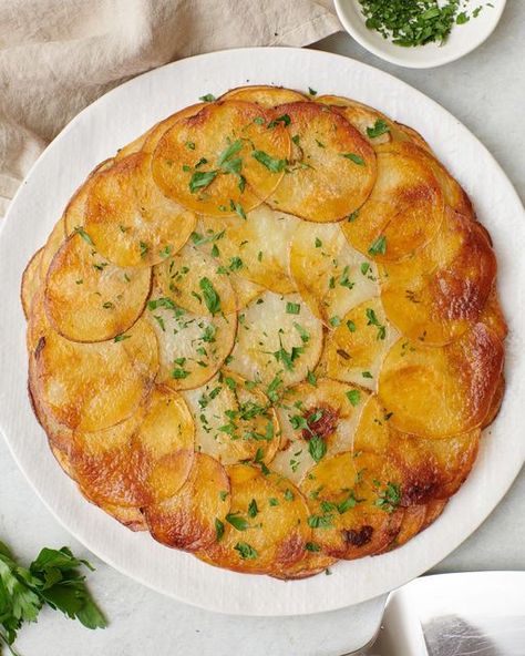 Yumna | Feel Good Foodie on Instagram: "This Potato Galette is pretty much just potatoes, garlic, thyme and ghee but the presentation of the galette makes it very special and memorable for special dinners! 💛 INGREDIENTS 1 head garlic 1 tablespoon olive oil ¼ cup ghee 1 tablespoon fresh thyme leaves 1 ½ pounds Yukon gold potatoes 1 ½ pounds Russet potatoes 1 ½ teaspoons salt 1 teaspoon black pepper flaky salt Comment GALETTE to get the full recipe. 🙌 You can also find the full recipe on my we Healthy Mashed Potatoes, Potato Galette, Feel Good Foodie, Roasted Garlic Mashed Potatoes, Galette Recipe, Gold Potatoes, Homemade Dinner Rolls, Yukon Gold, Holiday Favorite Recipes