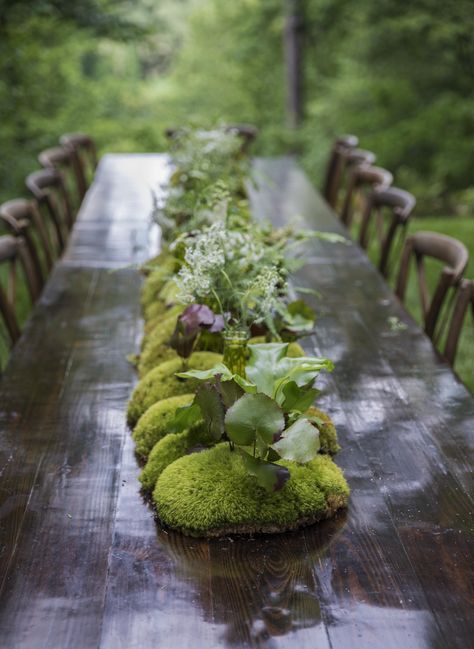 Real Sustainable Wedding Inspiration - htttp://128southevents.com/sustainably-green-with-envy Moss Tablescape, Moss Wedding Table, Moss Wedding, Moss Decor, Outdoor Dinner Parties, Floral Installations, Beautiful Tablescapes, Ikebana Flower Arrangement, Girls Night Party