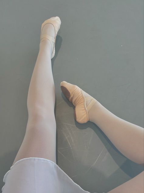 Ballet Class Aesthetic Outfit, Beginner Ballet Outfit, Adult Ballet Class Aesthetic, Beginner Ballet Aesthetic, Ballet Class Aesthetic, Ballet Asthetic, Ballet Girl Aesthetic, Ballet Beginner, Ballet For Adults