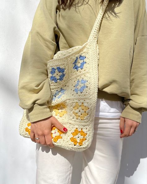 Yellow Crochet Bag, Punch Needle Tote Bag, Granny Square Tote Bag, Granny Square Tote, Mochila Crochet, Punch Bag, Yellow Crochet, Crochet Clothing And Accessories, Crochet Quilt