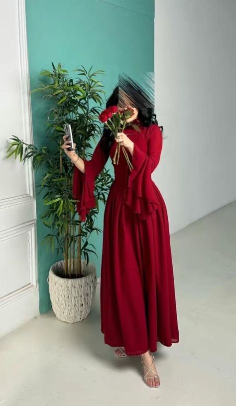 Red Dress Hijab Soiree, Elegant Silk Dresses, Modest Dresses Fashion, Girls Dress Outfits, Soiree Dress, Gowns Dresses Elegant, Stylish Wedding Dresses, Stylish Short Dresses, Classy Prom Dresses