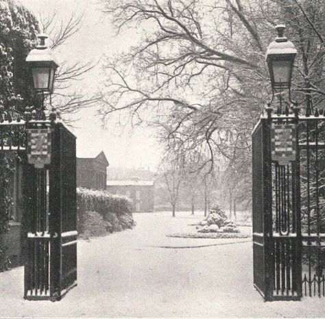 Downing College, Cambridge 1920 in the snow; source: @DowningArchives Downing College Cambridge, Cambridge Photography, Money Core, Journal Aesthetics, University Inspiration, Old Photography, Cambridge University, Boarding School, Reading Journal