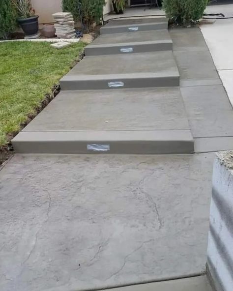 Concrete Driveway Edging Ideas, Driveway Steps, Yard Steps, Driveway Edging, Entry Steps, Hot Tub Backyard, Exterior Stairs, Stone Walkway, Edging Ideas