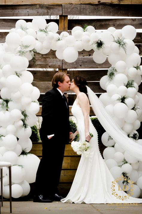 White Balloon Wedding Decor, Balloon Arch Wedding Ceremony, White Balloons Wedding, Wedding Ballon, Balloon Decor Ideas, Balloon Gate, White Balloon Arch, Balloon Arch Wedding, Wedding Diys