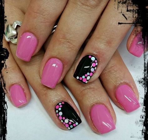 Simple Fun Nail Designs Summer, Short Nail Designs For Spring, August Nails Designs Short, Fun Summer Nails Acrylic Short, Trendy Summer Dip Nails, Nails For August 2023, Summer Dipped Nails Ideas, Fingernail Designs For Short Nails, Fun Gel Nails For Summer