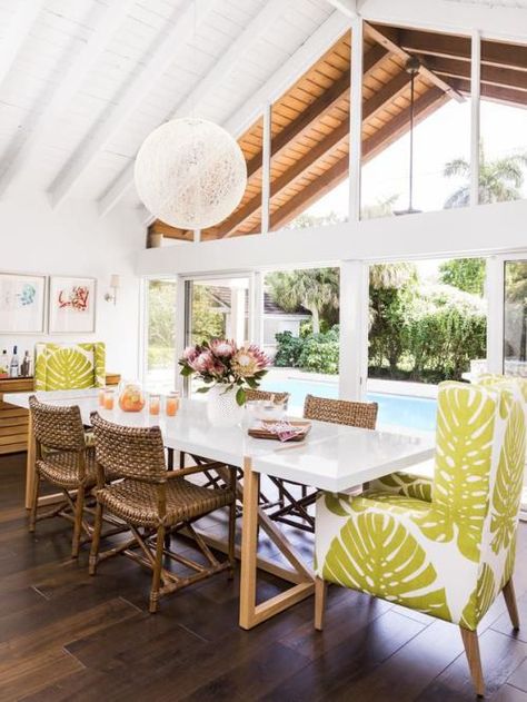 Bright, open coastal dining space with fun textures and patterns Man Home Decor, Chic Beach House, Beach House Interior Design, Tropical Home Decor, Home Beach, Beach House Interior, Beach House Design, Design Apartment, Summer Getaway