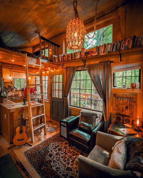 Life inside a cozy Vermont treehouse Design Casa Piccola, Cabin Interiors, Little Cabin, Tiny Cabin, House Inside, Tiny House Cabin, Cabins And Cottages, Cabin Life, Cozy Cabin