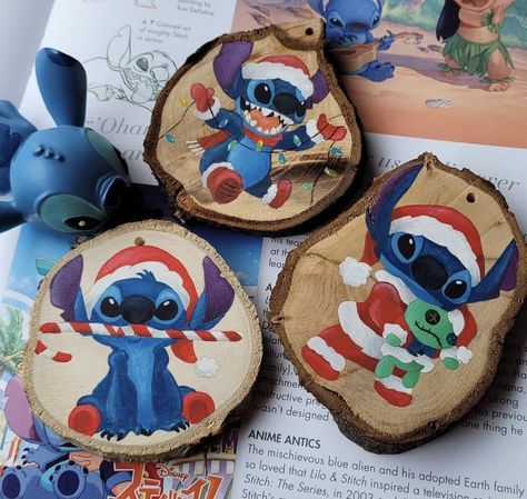 Disney Wood Slice Ornaments, Wooden Slices Painting, Disney Christmas Ornaments Diy, Wood Slices Christmas Ornaments, Painted Wood Christmas Ornaments, Disney Ornaments Diy, Painted Gifts, Holiday Wreaths Christmas, Disney Christmas Ornaments