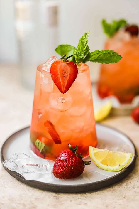 Strawberry Gin Lemonade Gin Lemonade, Vegetable Cocktails, Gin And Lemonade, Easy Summer Cocktail Recipes, Strawberry Gin, Easter Cocktails, Easy Summer Cocktails, Batch Cocktails, Cocktails To Try