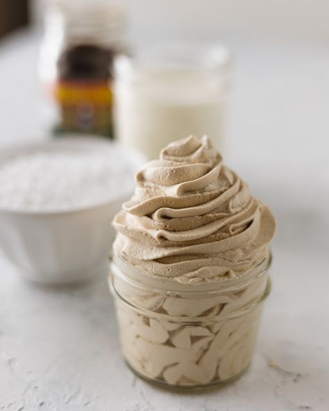 Coffee Whipped Cream Recipe, Mocha Whipped Cream, Espresso Whipped Cream, Coffee Whipped Cream, Cinnamon Whipped Cream, Perfect Whipped Cream, Jar Desserts, Instant Espresso, Flavored Whipped Cream