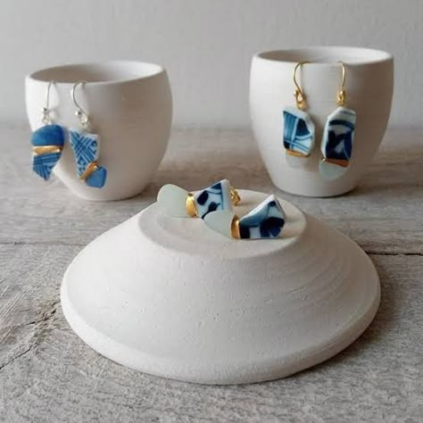 Kintsugi Diy, Kintsugi Jewelry, Ceramic Accessories, Accessories Ceramic, Kintsugi Art, Ceramics Jewelry, Eco Crafts, Clay Accessories, Chinoiserie Blue