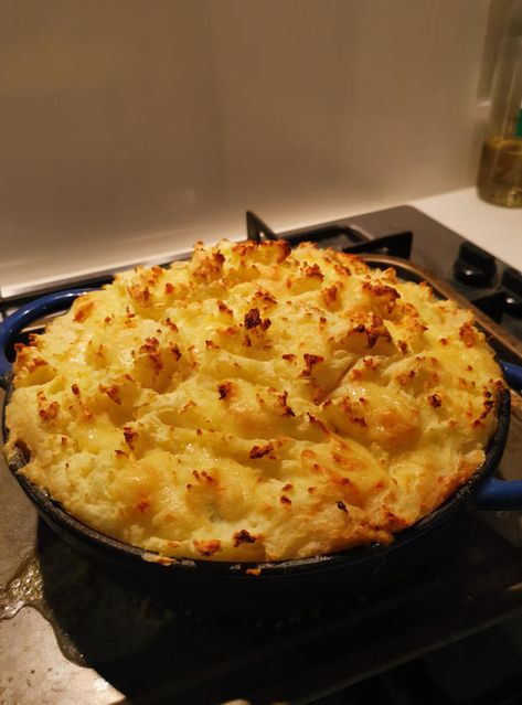 Chicken Bacon and Leek Cottage Pie - Pinch Of Nom Chicken Bacon And Leek Cottage Pie, Chicken Leek Pie Recipe, Chicken Bacon And Leek Pie, Chicken And Bacon Pie, Chicken Leek And Bacon Pie, Chicken Leek Pie, British Recipes Traditional, Chicken Cottage Pie, Chicken And Leek Recipes