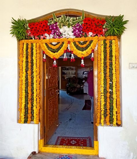 Main Gate Flower Decoration, House Warming Decorations Indian, House Warming Decoration, Door Flower Decoration, Haldi Ceremony Decorations, Welcome Home Decorations, Home Flower Decor, Gate Decoration, House Warming Ceremony