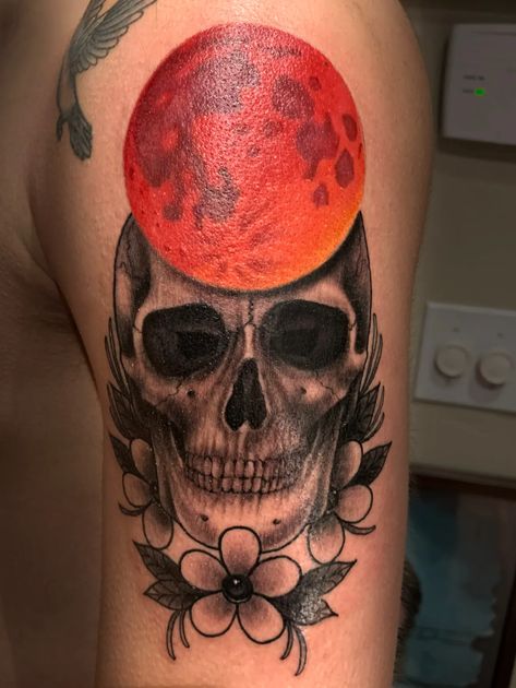 Moon Tattoo Black, Blood Moon Tattoo, Red Moon Tattoo, Tattoo Black Women, Moon Tattoo Ideas, Blood Red Moon, Cobra Tattoo, Galaxy Tattoo, Omerta Tattoo