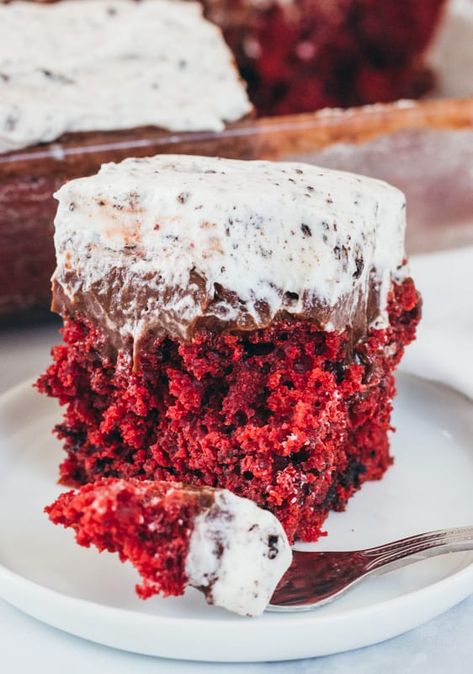 Red Velvet Oreo Cake, Red Velvet Pudding, Oreo Poke Cake, Red Velvet Poke Cake, Moist Red Velvet Cake, Chocolate Pudding Cookies, Red Velvet Desserts, Red Velvet Oreo, Pudding Poke Cake