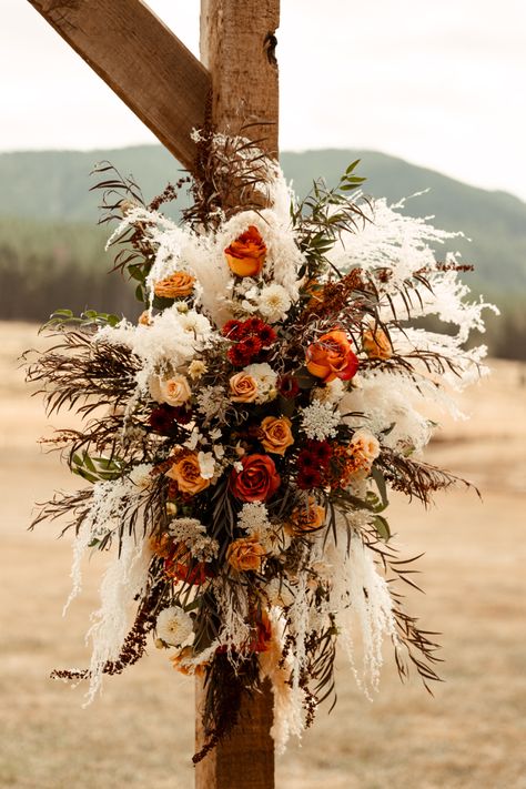 Western Style Wedding Centerpieces, Beginning Of Aisle Wedding Decor, Western Floral Arrangements, Western Wedding Centerpieces, Western Wedding Decor, Arbor Flowers, Tiny Bouquet, Western Wedding Decorations, Western Style Wedding