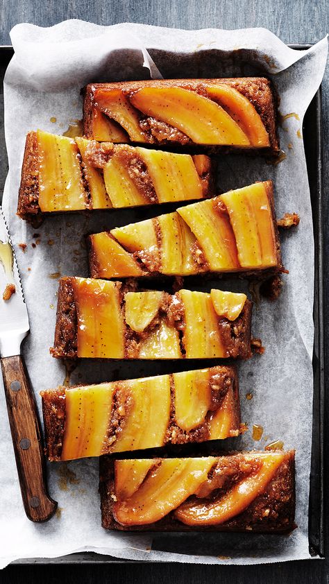 This banana and cinnamon upside-down cake is so delicious. The banana caramelises on the base of the pan. Unique Banana Recipes, Banana Cake Aesthetic, Lughnasadh Aesthetic, Banana Sweets, Upside Down Banana Cake, Baked Bananas, Banana And Cinnamon, Banana Upside Down Cake, Banana Desserts