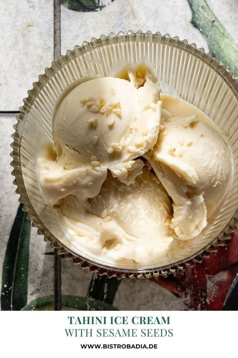 Tahini ice cream is wonderfully creamy and tastes super nutty like sesame. Perfect for the summer. Discover the easy recipe! Sherbet Recipes, Gelato Recipe, Chocolate Recipes Homemade, Homemade Recipes Dessert, Pistachio Ice Cream, Sweet Treats Desserts, Diy Ice Cream, Sorbet Recipes, Ice Cream Treats