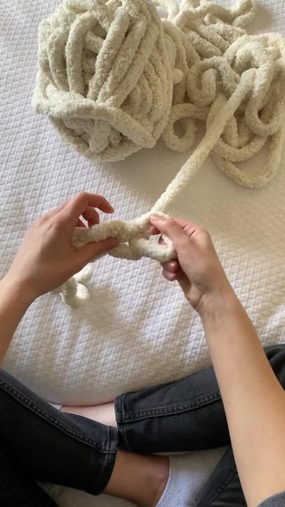 Part 1 of how to make a chunky hand knit blanekt! Keep a look out for ... | TikTok Finger Knitting For Beginners, Finger Knitting Blankets, Chunky Blanket Diy, Chunky Knit Blanket Pattern, Arm Crocheting, Chunky Yarn Blanket, Knot Blanket, Chunky Crochet Blanket Pattern, Diy Knit Blanket