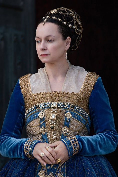 Catherine de Medici (Samantha Morton) in period drama The Serpent Queen, set in the 16th century French Valois royal court. Watch Season 1 now on STARZ. Catherine The Great Halloween Costume, Catherine The Great Costume, The Serpent Queen, Catherine De Medici Reign, Blue Tudor Dress, Medici The Magnificent Costumes, Tale Dress, Elizabethan Fashion, Catherine De Medici