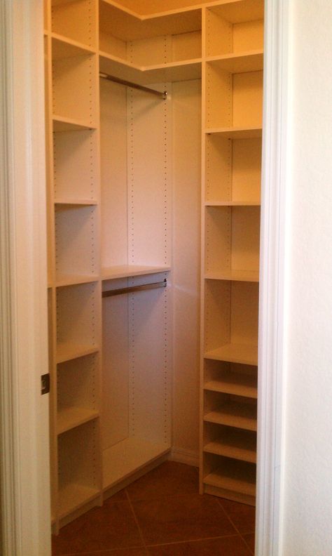 Corner shelving Walk In Closet Diy, Small Closet Design, Ideas Armario, Small Closet Organization Bedroom, Organizing Walk In Closet, Master Closet Organization, Closet Small Bedroom, Corner Closet, Organization Closet